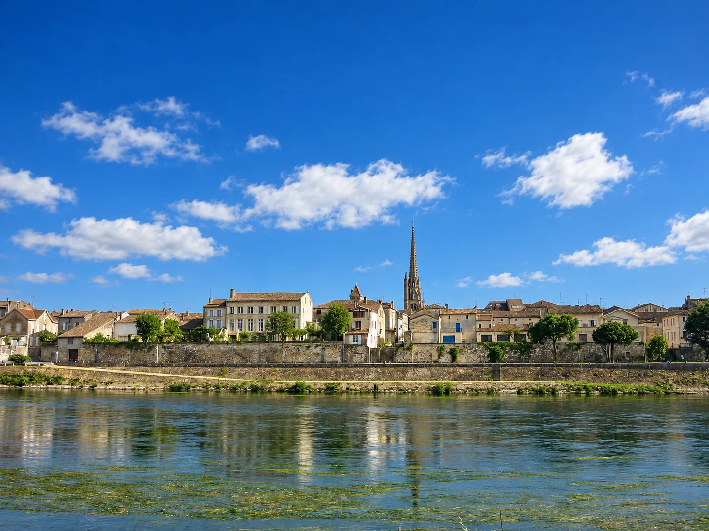 Sainte-Foy-la-Grande, re-rendered from an openly licensed photo (Summer · Deep brochure blue · Morning)