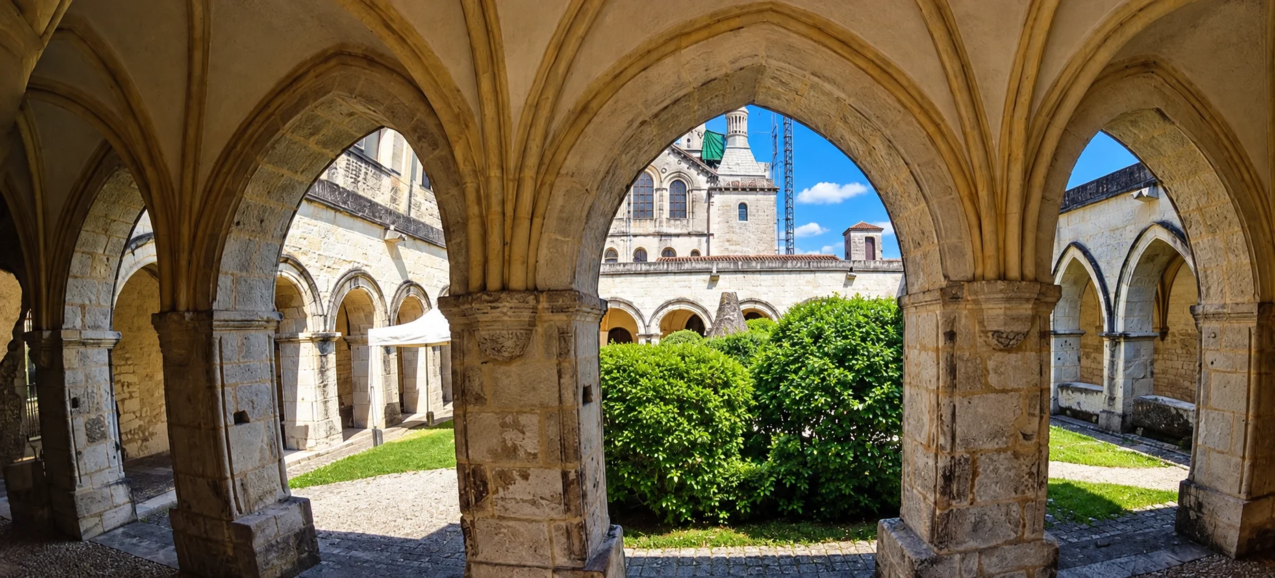 Périgueux, re-rendered from an openly licensed photo (Summer · Brochure blue · Midday)