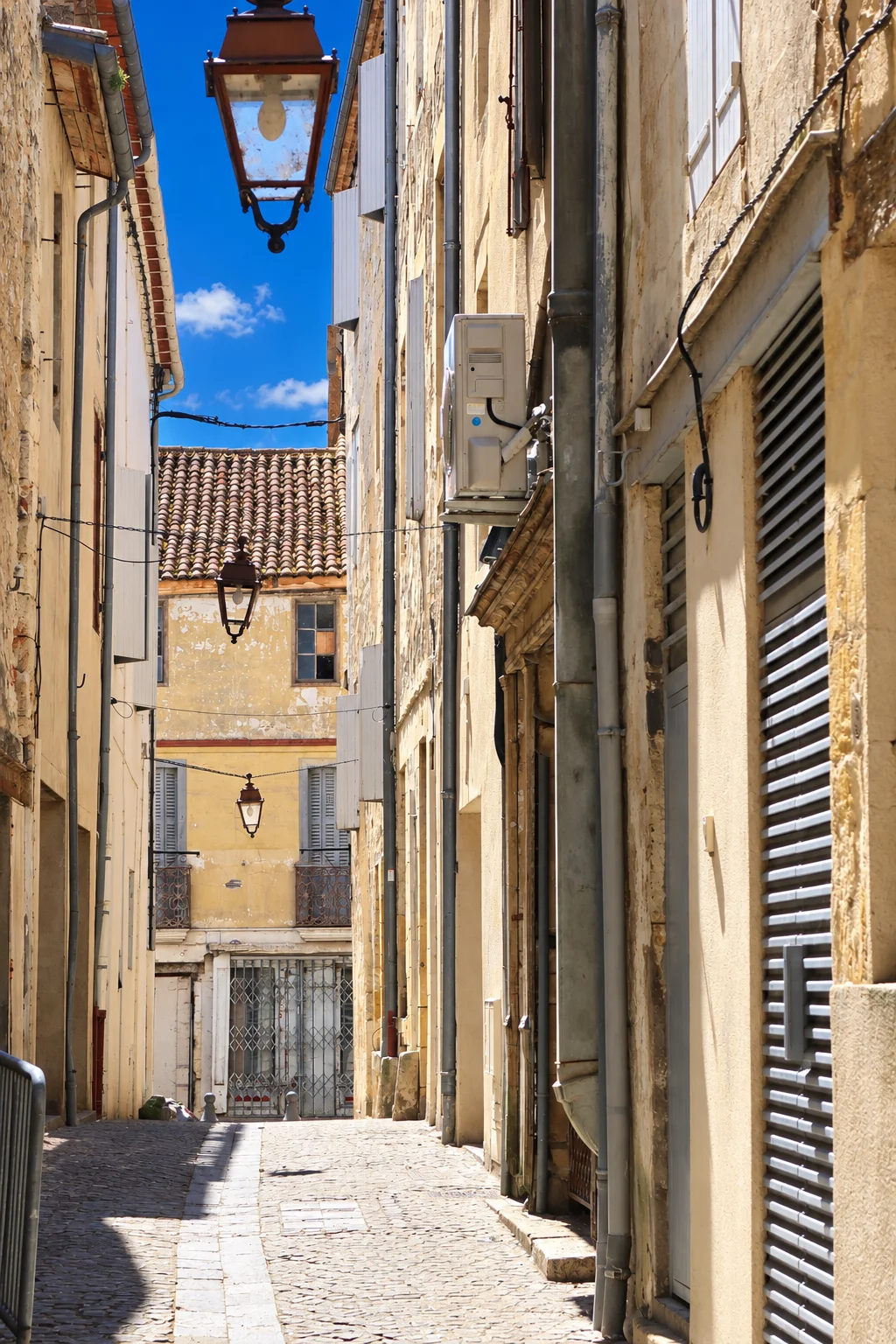 Sainte-Foy-la-Grande, re-rendered from an openly licensed photo (Summer · Deep brochure blue · Morning)